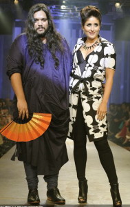 Bollywood-actress-Kareena-Kapoor-walks-the-ramp-with-designer-Kallol-Datta-during-the-grand-finale-of-Lakme-Fashion-Week-LFW-2012-in-Mumbai-