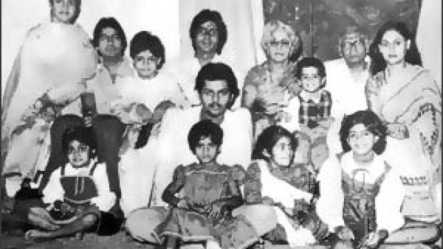 Harivanshrai-and-Teji-Bachchan-with-their-sons-Amitabh-and-Ajitabh-their-wives-Jaya-and-Ramola-grandchildren-Abhishek-Bhim-Naina-Namrata-Nilima-and-Shweta-and-relative-Abhijit-Ranjan.jpg