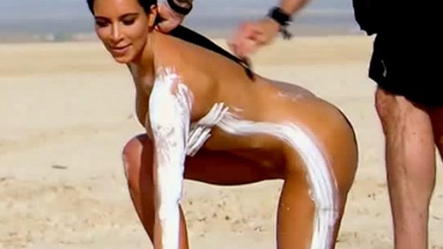 Kim-Kardashian-Wears-Only-Body-Paint-05-580x435.jpg